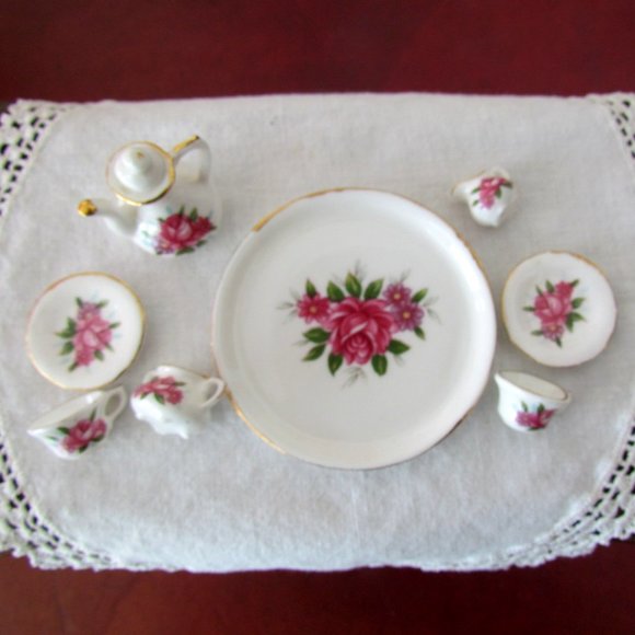 MINI TEA SET, VINTAGE CHINA TEA for TWO DOLLS, GOLD RIMS, By LU PAO + TABLECLOTH - Picture 5 of 7